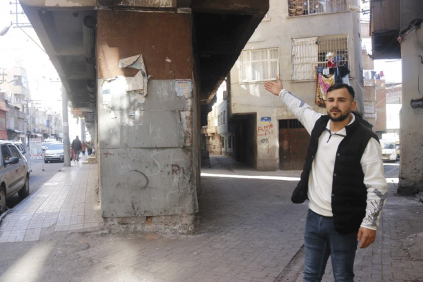 Foto - Depremde milim zarar görmedi! Ayakta kalan binayı görenler şaşkına dönüyor.
