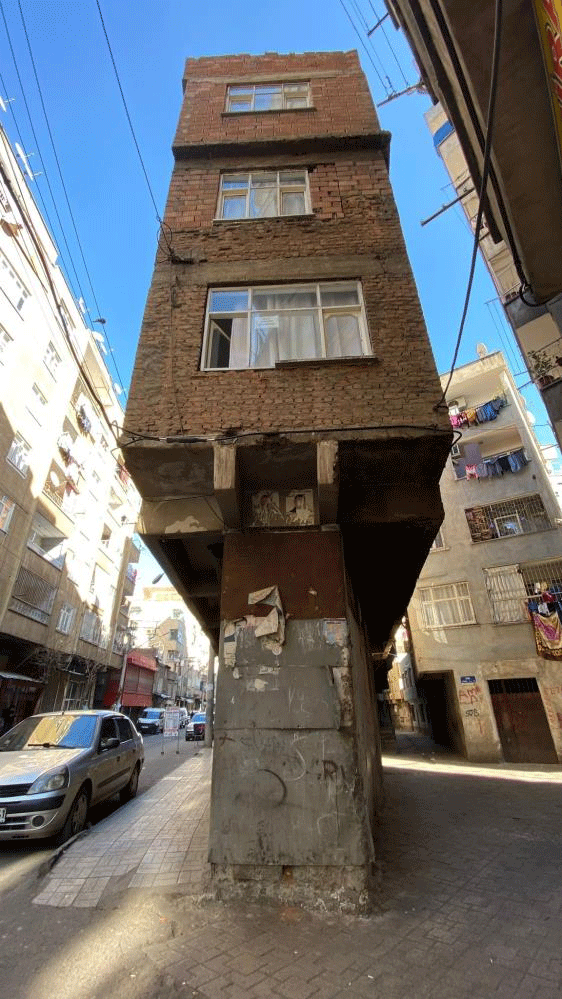 Foto - Depremde milim zarar görmedi! Ayakta kalan binayı görenler şaşkına dönüyor.