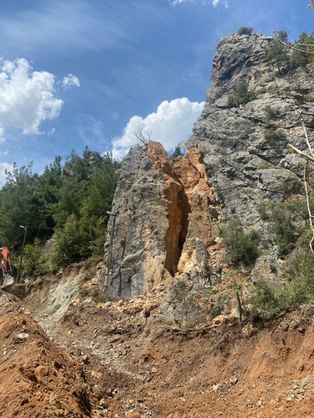 Foto - Depremde yarılmıştı, artçılarla iyice açıldı! Harekete geçildi