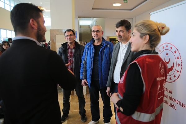 Foto - Depremde yaşadığı korkuyu işaret diliyle anlattı