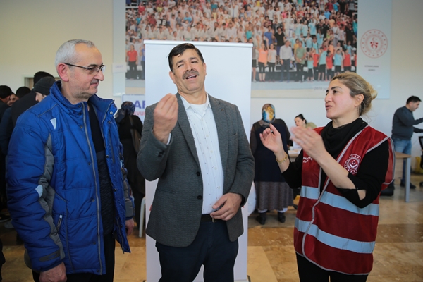 Foto - Depremde yaşadığı korkuyu işaret diliyle anlattı