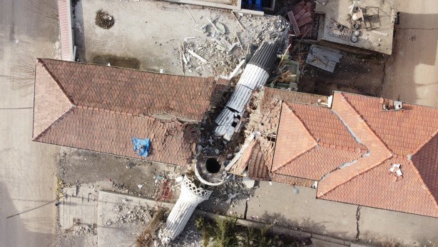 Foto - Depremde yıkılan cami minaresi apartmanı ikiye böldü