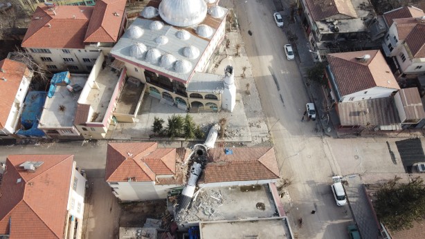 Foto - Depremde yıkılan cami minaresi apartmanı ikiye böldü