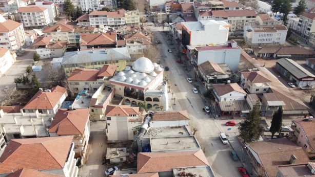 Foto - Depremde yıkılan cami minaresi apartmanı ikiye böldü