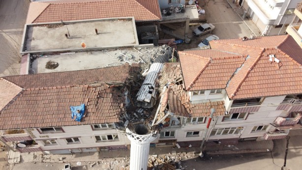 Foto - Depremde yıkılan cami minaresi apartmanı ikiye böldü