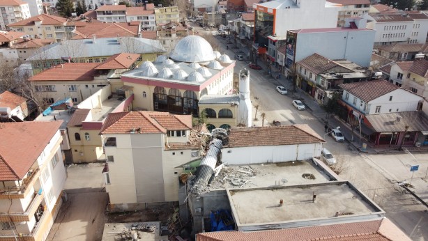 Foto - Depremde yıkılan cami minaresi apartmanı ikiye böldü