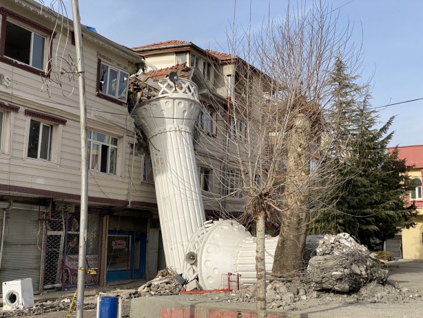 Foto - Depremde yıkılan cami minaresi apartmanı ikiye böldü