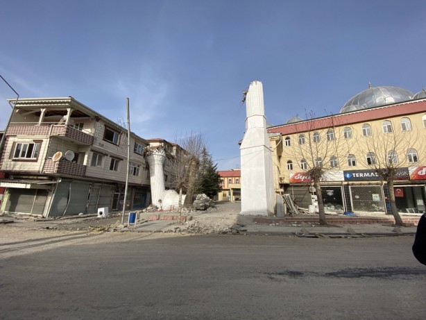 Foto - Depremde yıkılan cami minaresi apartmanı ikiye böldü