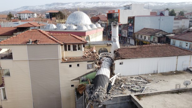 Depremde yıkılan cami minaresi apartmanı ikiye böldü