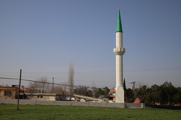 Foto - Depremde yıkılan caminin minaresi ayakta kaldı!