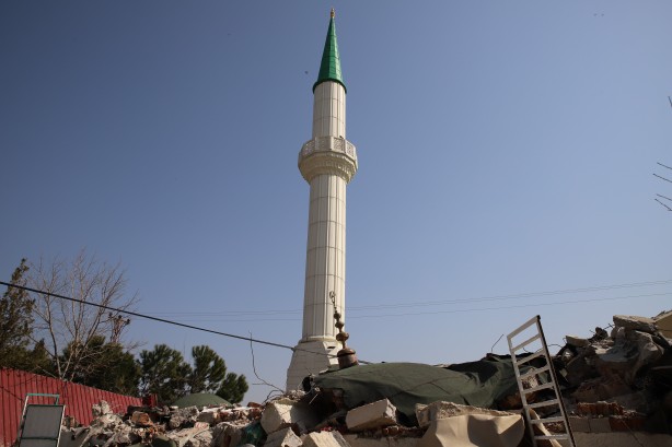 Depremde yıkılan caminin minaresi ayakta kaldı!