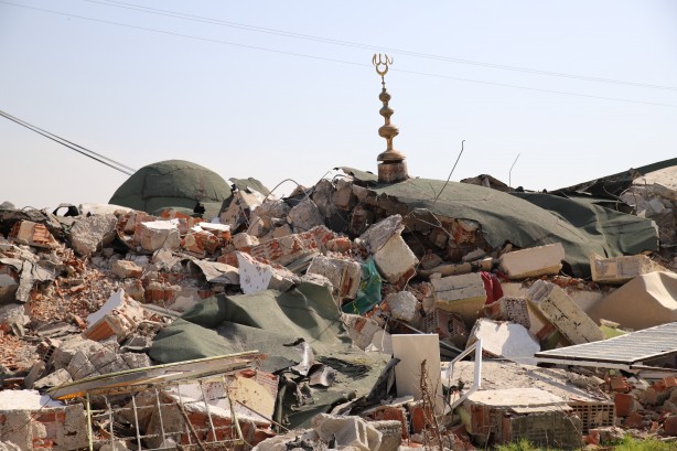 Foto - Depremde yıkılan caminin minaresi ayakta kaldı!