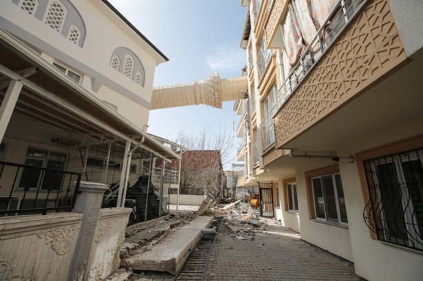 Foto - Depremde yıkılan minare, apartmanın üzerine devrildi