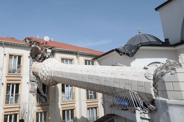 Depremde yıkılan minare, apartmanın üzerine devrildi