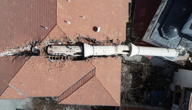 Foto - Depremde yıkılan minare, apartmanın üzerine devrildi