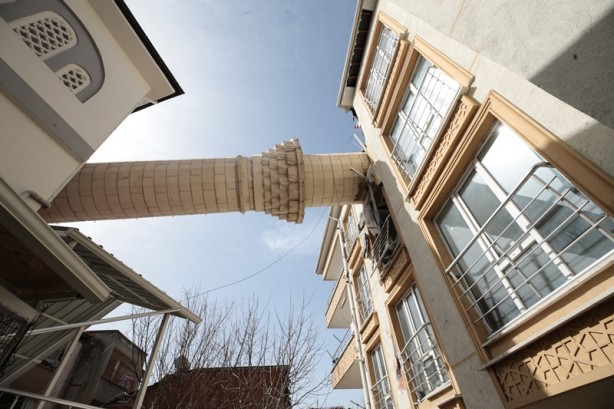 Foto - Depremde yıkılan minare, apartmanın üzerine devrildi