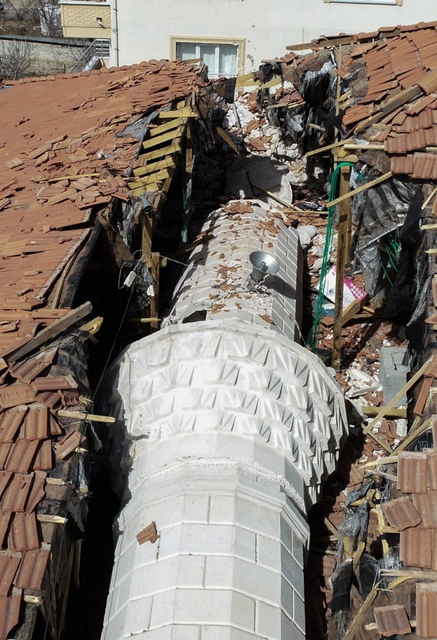 Foto - Depremde yıkılan minare, apartmanın üzerine devrildi