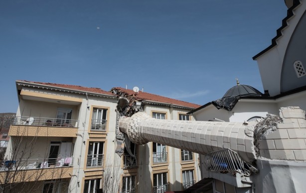 Foto - Depremde yıkılan minare, apartmanın üzerine devrildi