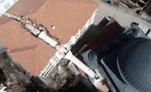 Foto - Depremde yıkılan minare, apartmanın üzerine devrildi