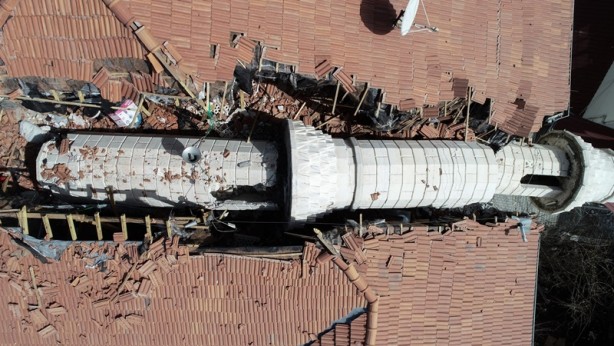 Foto - Depremde yıkılan minare, apartmanın üzerine devrildi