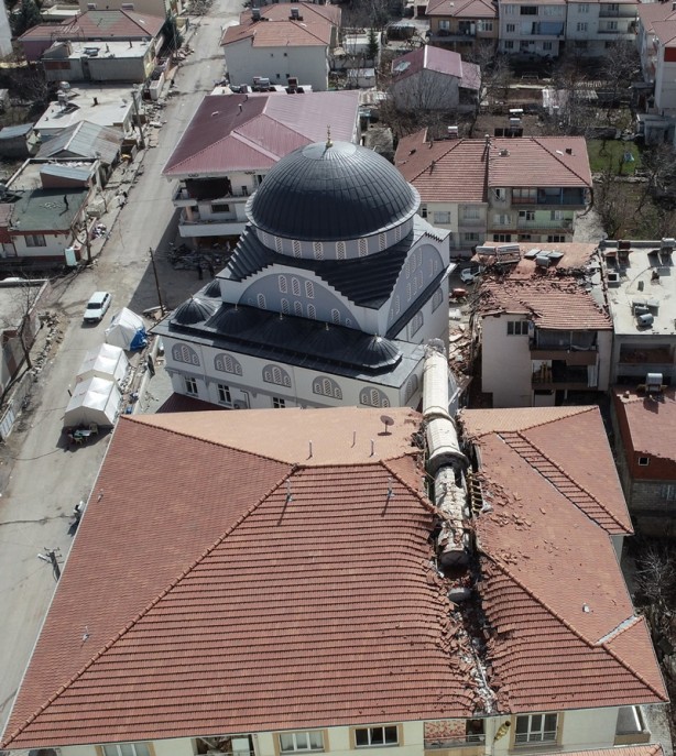 Foto - Depremde yıkılan minare, apartmanın üzerine devrildi