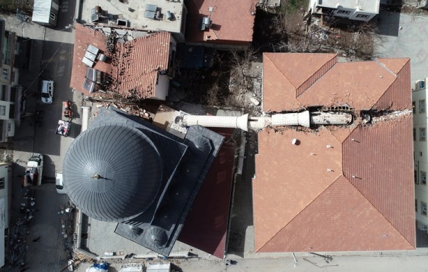 Foto - Depremde yıkılan minare, apartmanın üzerine devrildi