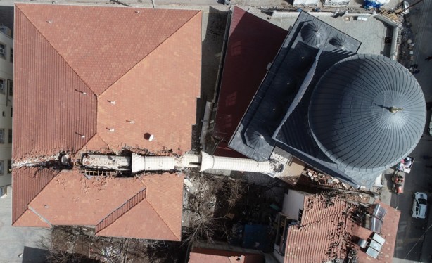 Foto - Depremde yıkılan minare, apartmanın üzerine devrildi