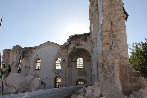 Depremde yıkılan tarihi cami restore ediliyor