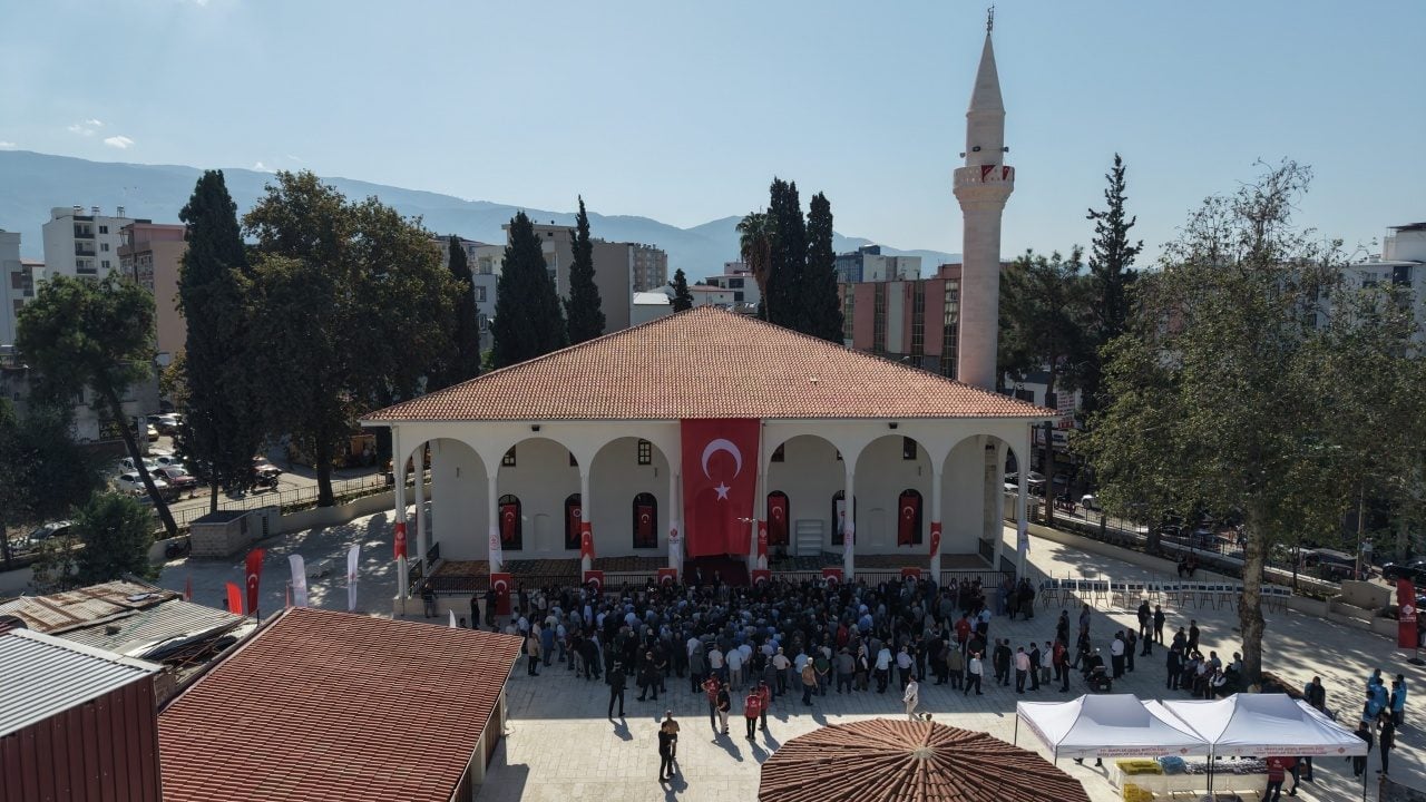 Foto - Depremde zarar görmüştü: Tarihi cami yeniden açıldı