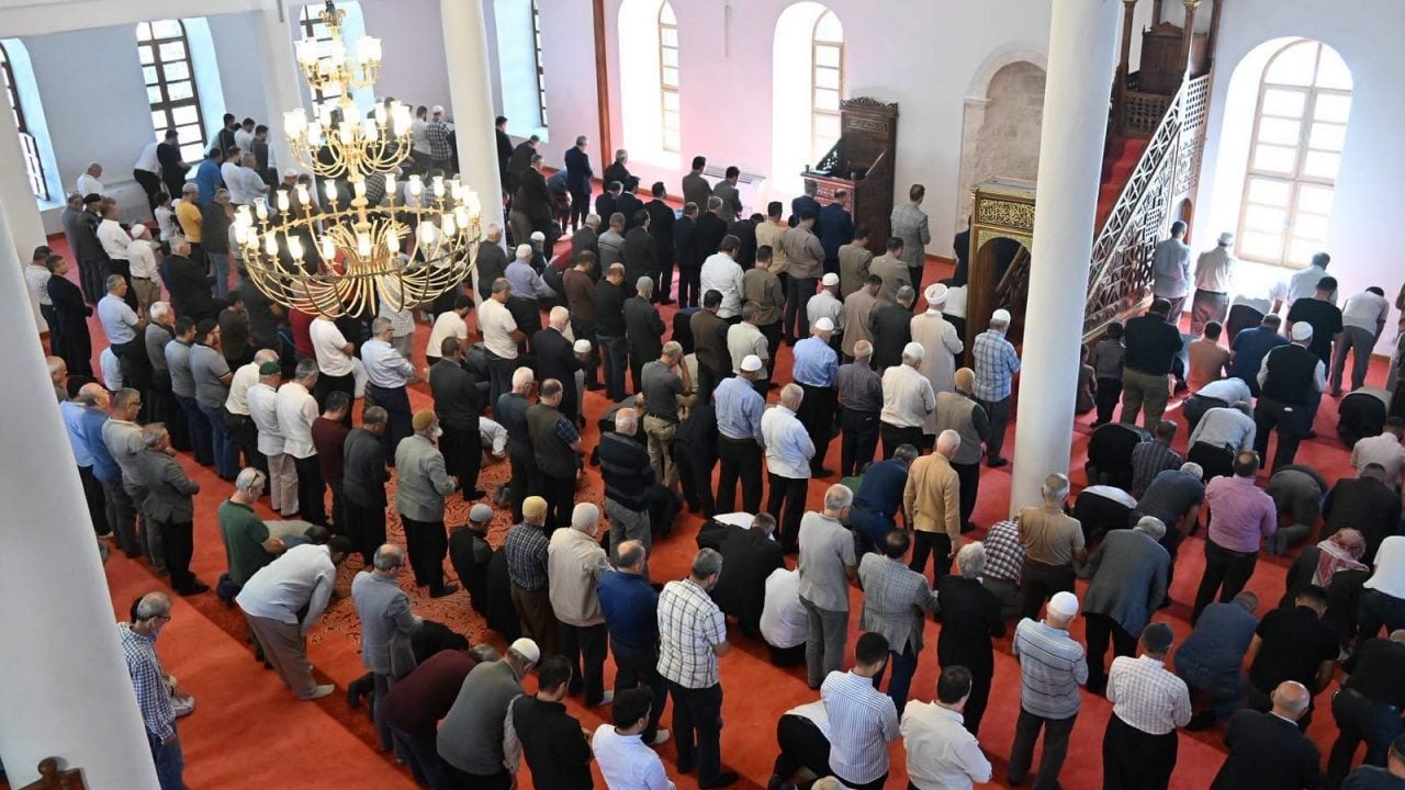 Foto - Depremde zarar görmüştü: Tarihi cami yeniden açıldı