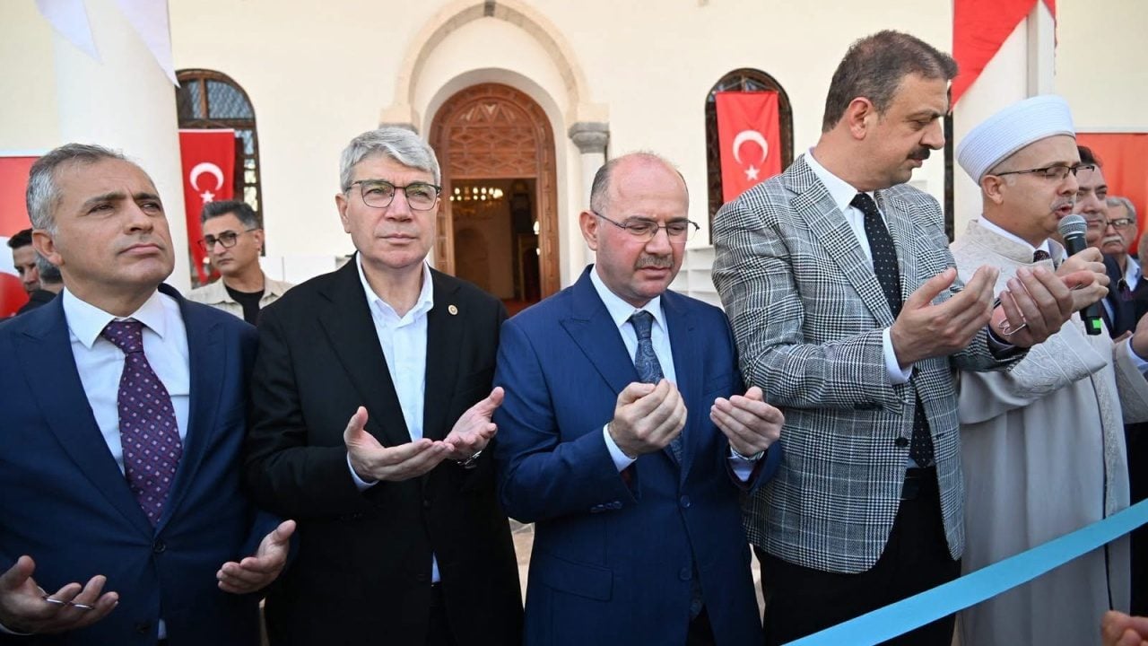 Foto - Depremde zarar görmüştü: Tarihi cami yeniden açıldı