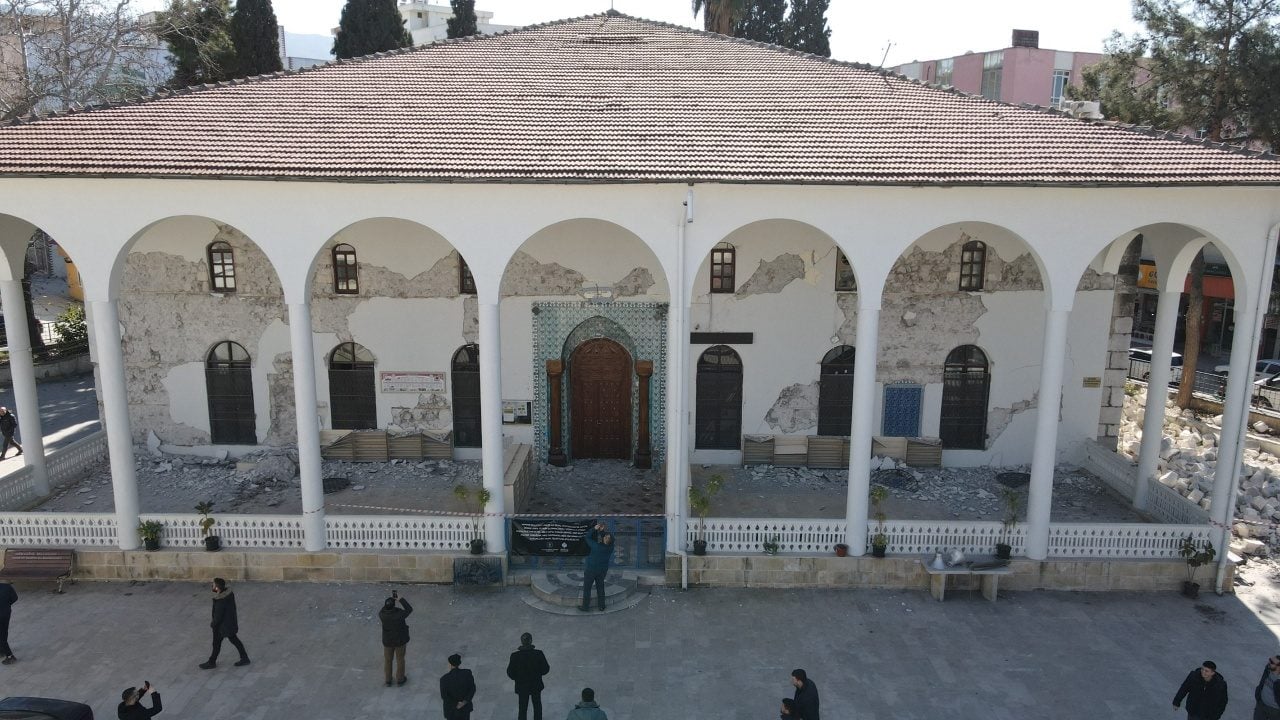 Depremde zarar görmüştü: Tarihi cami yeniden açıldı