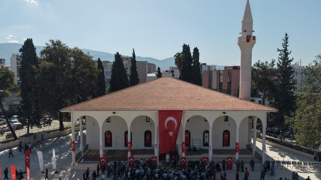 Foto - Depremde zarar görmüştü: Tarihi cami yeniden açıldı
