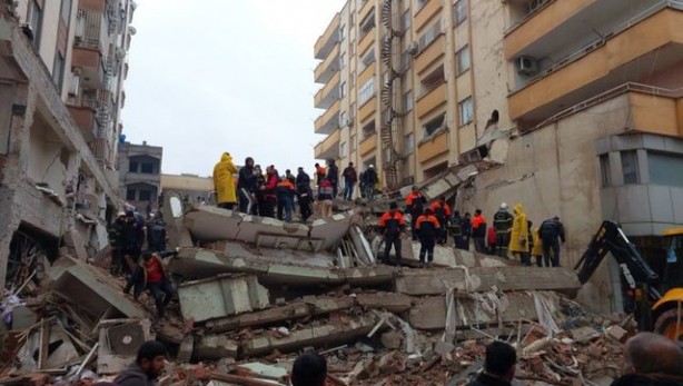 Foto - Depremden 30 saat sonra kurtulan kadından dehşete düşüren iddia: Dükkanları için kestiler