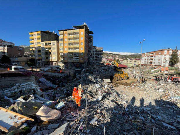 Foto - Depremden 30 saat sonra kurtulan kadından dehşete düşüren iddia: Dükkanları için kestiler