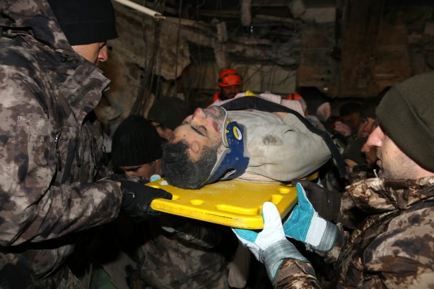 Foto - Depremden 70 saat sonra enkazdan kurtarıldı