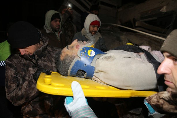 Foto - Depremden 70 saat sonra enkazdan kurtarıldı