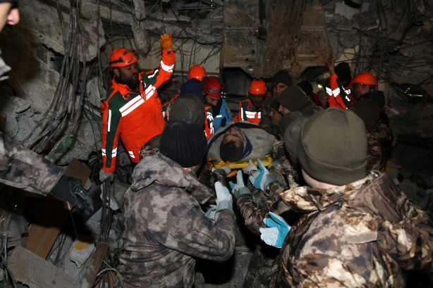 Foto - Depremden 70 saat sonra enkazdan kurtarıldı