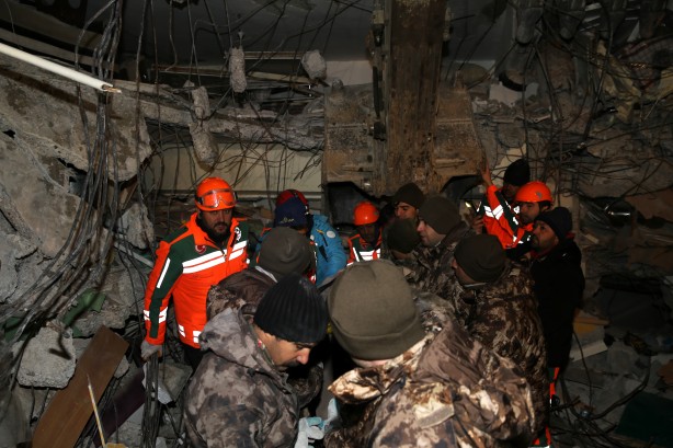 Foto - Depremden 70 saat sonra enkazdan kurtarıldı