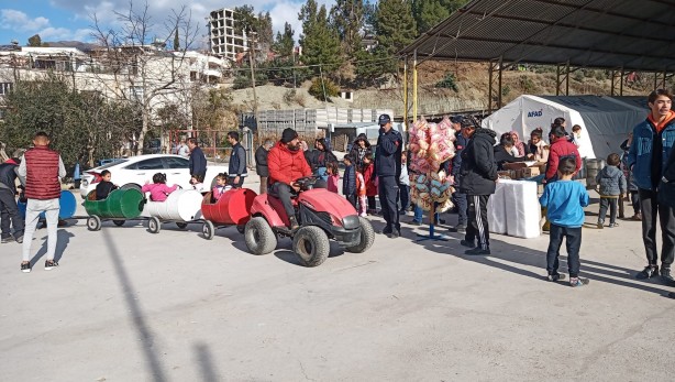 Foto - Depremden etkilenen çocukların yüzünü varillerden yaptığı tırtıl ile güldürdü