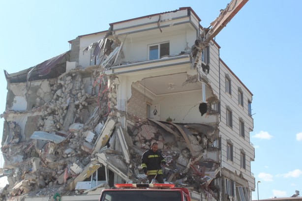 Foto - Depremden etkilenen İslahiye'de ağır hasarlı binaların yıkımına başlandı