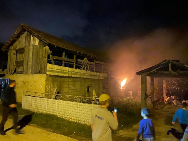 Foto - Depremden kurtardığı eşyalarını yangından kurtaramadı!