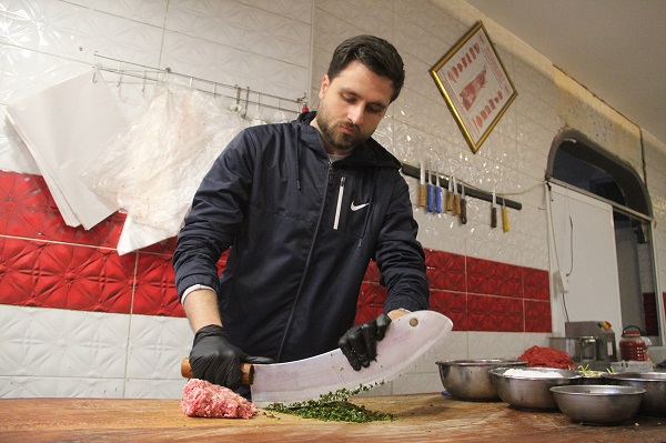 Depremden sonra ata mesleğini orada sürdürüyor