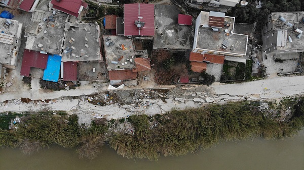 Depremden sonra kaydedildi! Evleri teğet geçti yolu bu hale getirdi