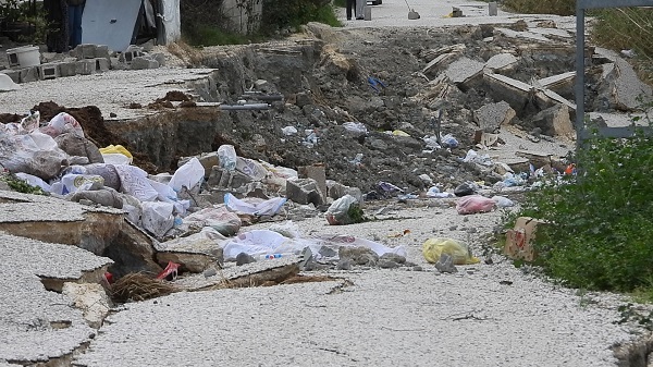 Foto - Depremden sonra kaydedildi! Evleri teğet geçti yolu bu hale getirdi