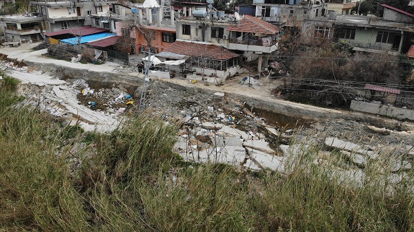 Foto - Depremden sonra kaydedildi! Evleri teğet geçti yolu bu hale getirdi