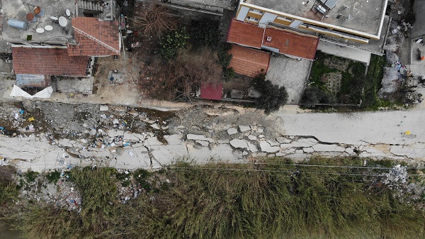 Foto - Depremden sonra kaydedildi! Evleri teğet geçti yolu bu hale getirdi