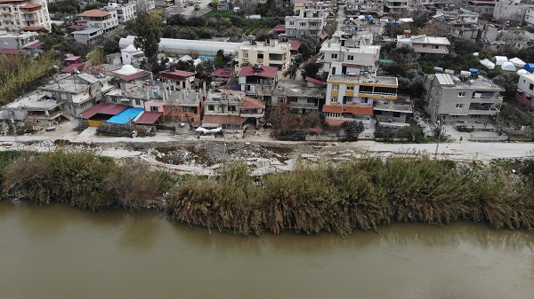 Foto - Depremden sonra kaydedildi! Evleri teğet geçti yolu bu hale getirdi