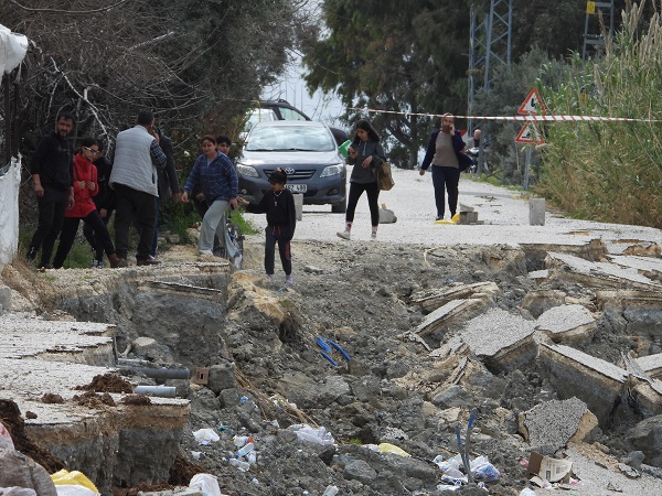 Foto - Depremden sonra kaydedildi! Evleri teğet geçti yolu bu hale getirdi
