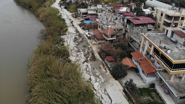 Foto - Depremden sonra kaydedildi! Evleri teğet geçti yolu bu hale getirdi